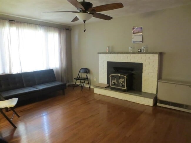 Photo - 823 Jennifer Ln