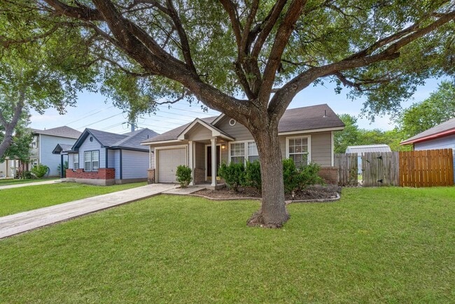 Charming 3-Bed Home with Fenced Yard & Garage in San Antonio – Modern Comfort, Prime Value