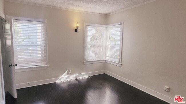 Photo - 5405 Russell Ave