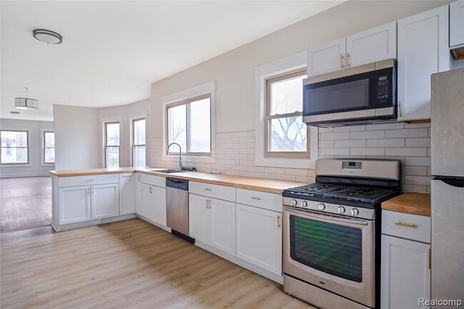 Photo - 900 Hazelwood St Unit Lower