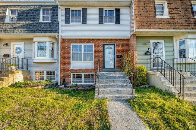 Building Photo - Terrific townhouse with off-street parking...