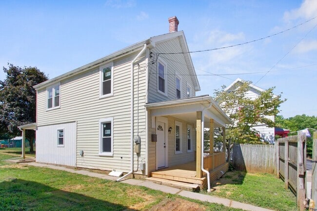 Building Photo - Coming Soon- Charming 2 Bedroom, 1.5 Bath ... Rental