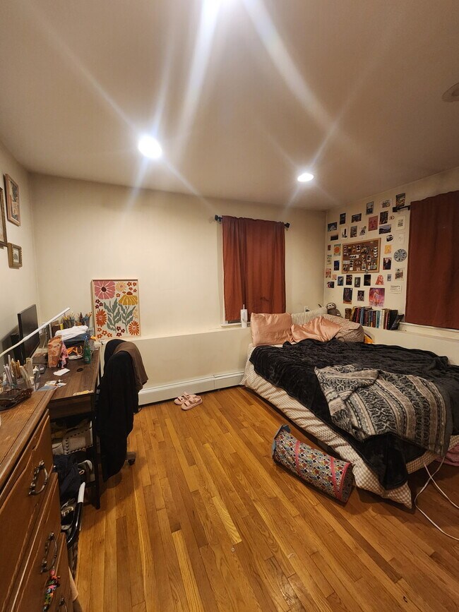 Building Photo - 20 Magoun St Unit 1