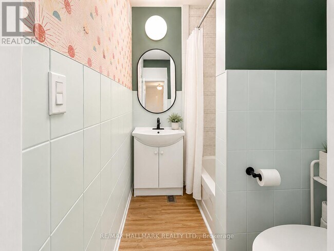 Photo - 866 Bathurst St