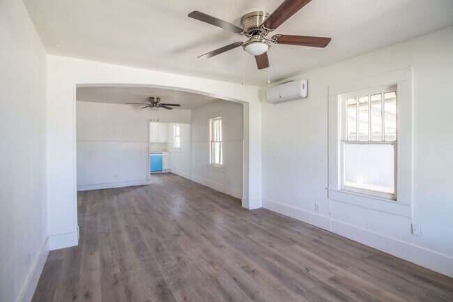 Photo - 2 bedroom 1 bathroom house in Slaton!