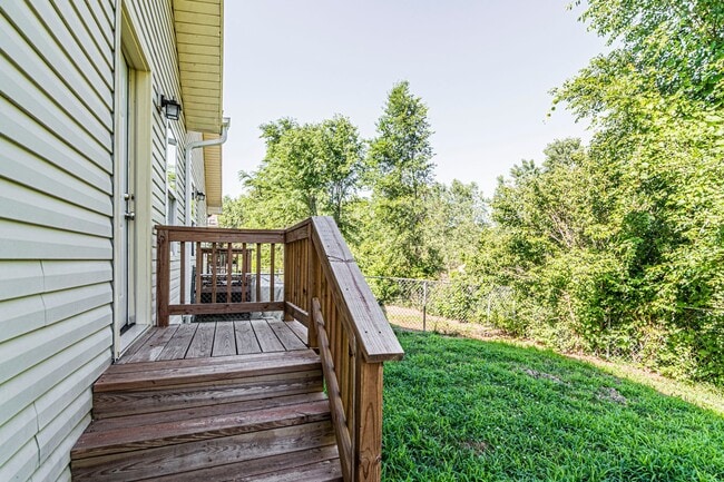 Photo - Fenced in yard!