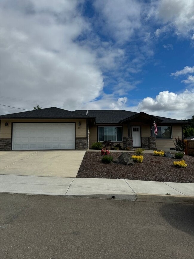 Building Photo - Newer Sutherlin 3 Bedroom 2 bath home