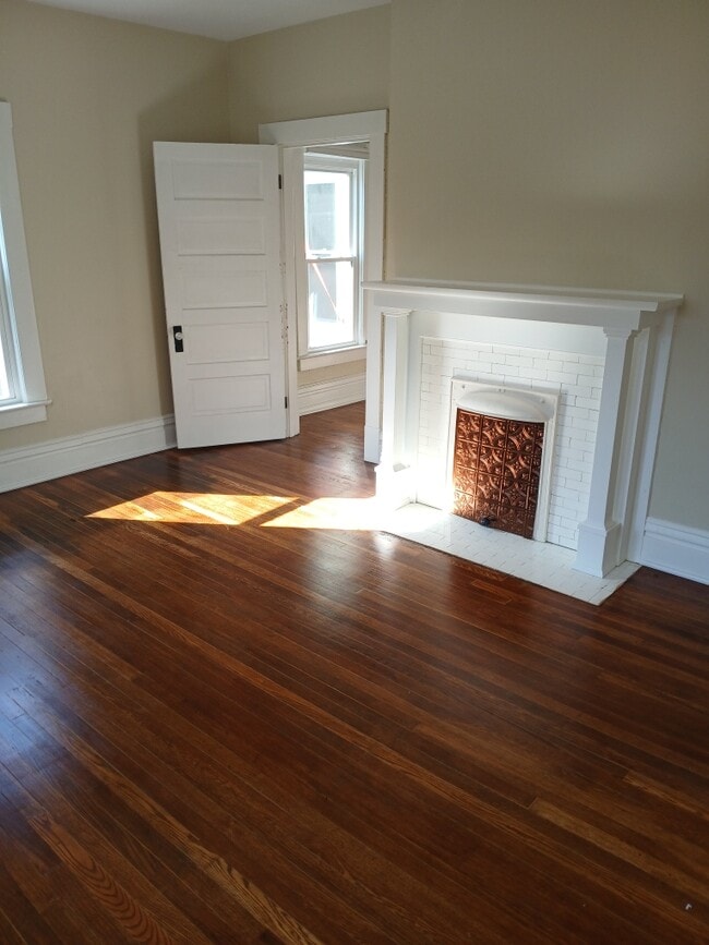 Photo - 813 1/2 4th St Unidad Upstairs Apartment