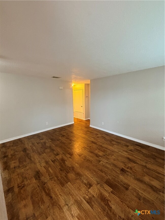 Photo - 208 Uhland Rd