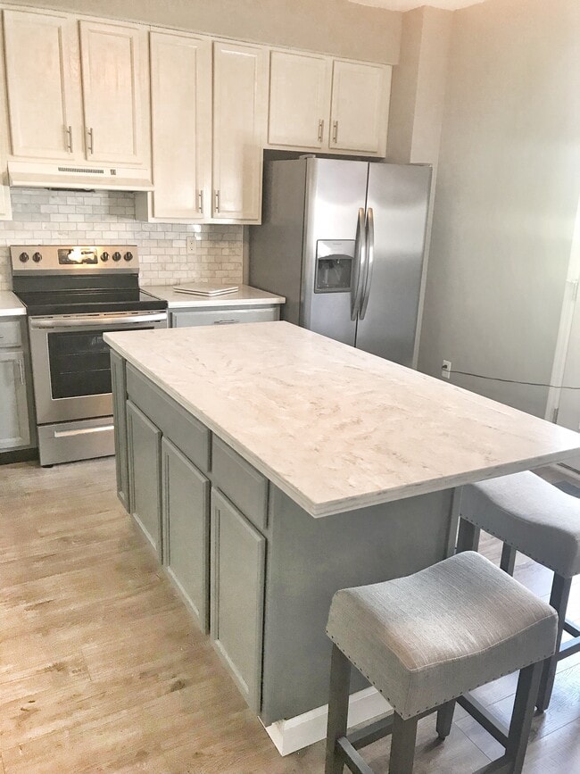 Photo - 3241 Domain St