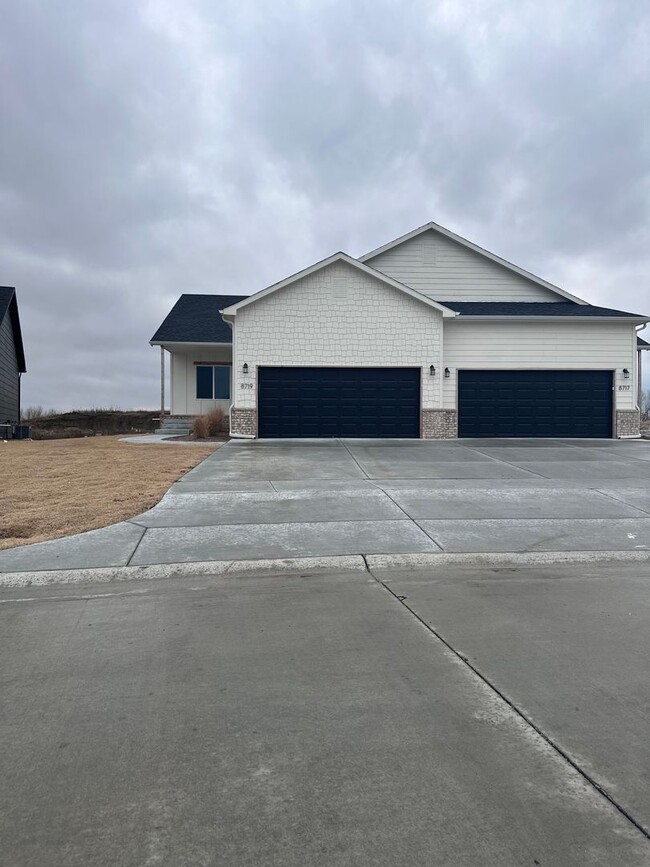 Building Photo - $1875- 4 bed 3 bath - New Build Duplex in a beautiful neighborhood!