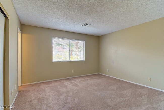 Photo - 389 Newbury Ct