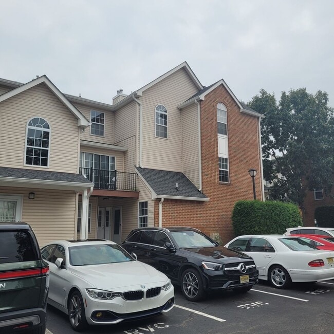 Building Photo - Spacious, freshly painted with lots of ame... Rental