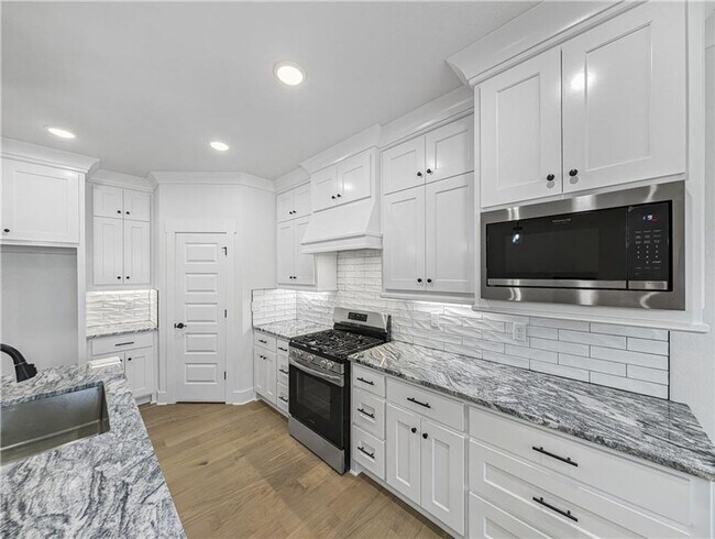 Photo - 720 Marianne St