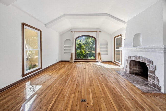 Photo - 166 N Arnaz Dr