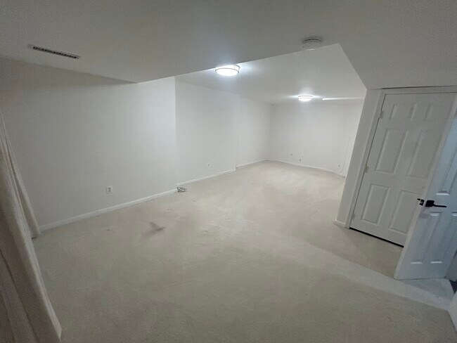 room - 900 Catskill Ct NE