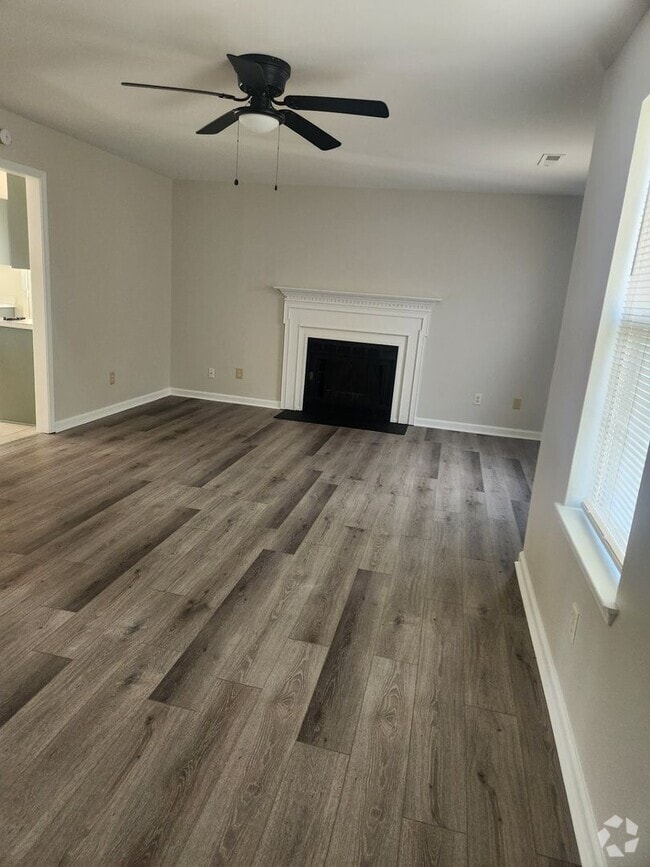 Building Photo - Lovely 4 Bedroom 3 Bath Coming Available Now Rental