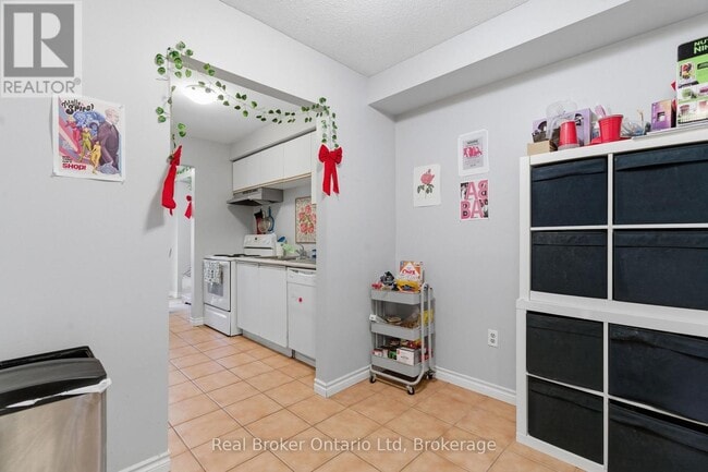 Photo - 302 College Ave W