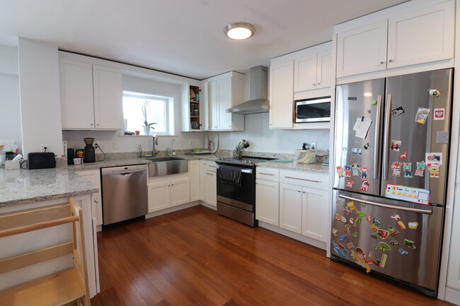 Building Photo - 131 Sewall Ave Unit 53