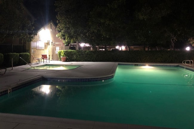 Piscina en la noche