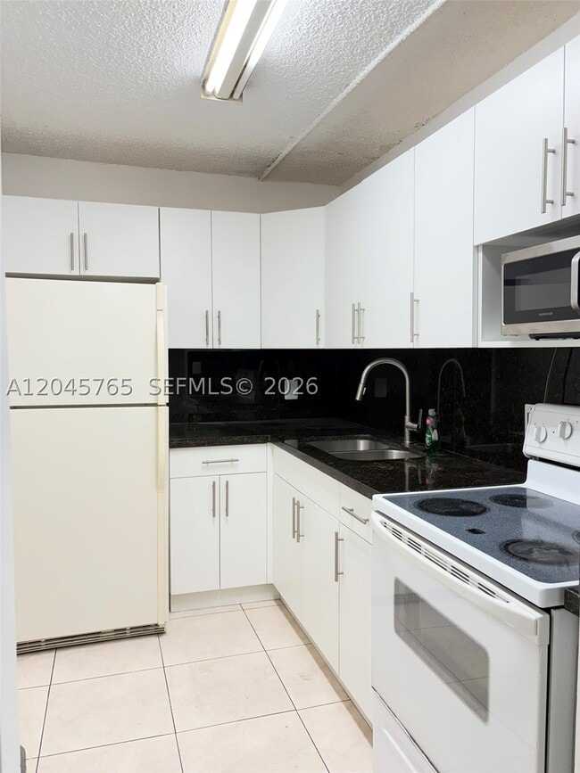 Building Photo - 8411 NW 8th St Unit 206