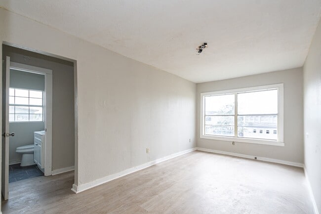 Building Photo - 126 W 6th St Unit 1 Rental