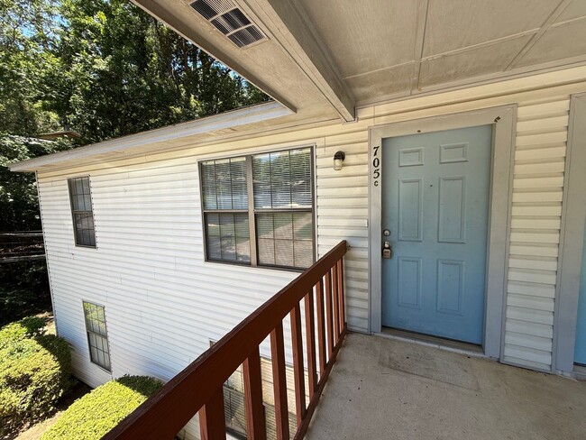 Photo - Upstairs Pointe East unit available now!!! Unidad C