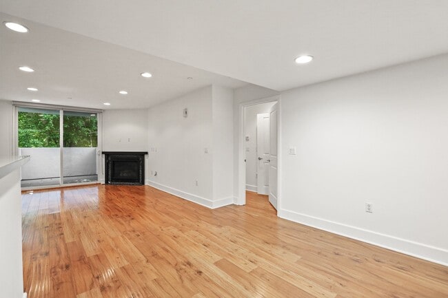 Photo - Edinburgh Courtyard by Wiseman