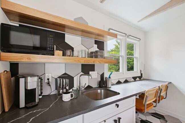 Photo - 69 Randolph St NE