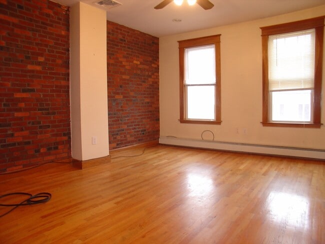Building Photo - 527 E 3rd St Unit 2 Rental