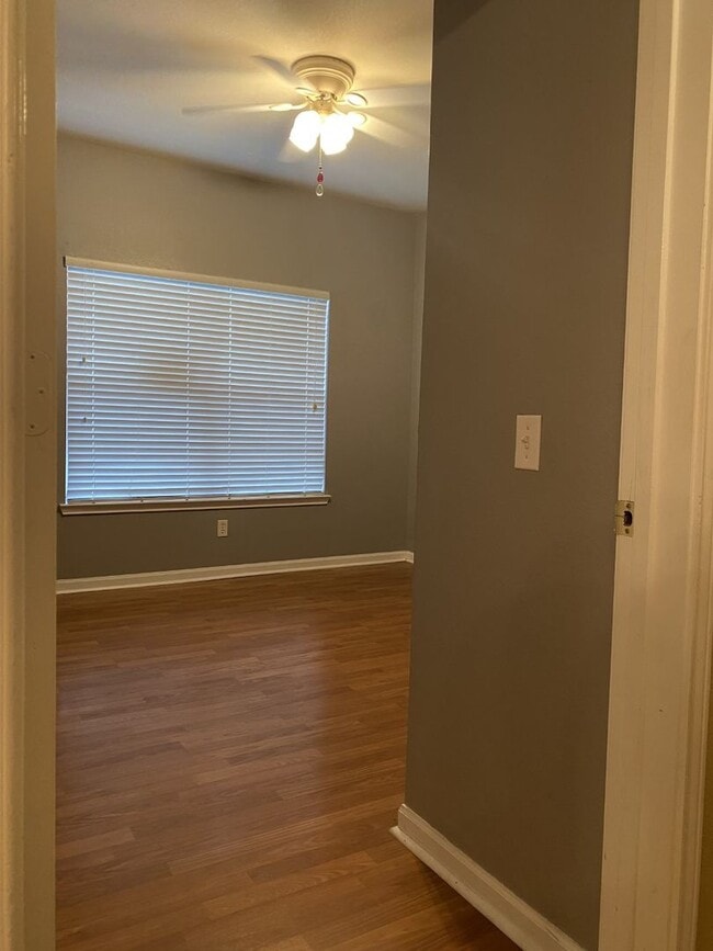 Photo - 447 W Longleaf Dr