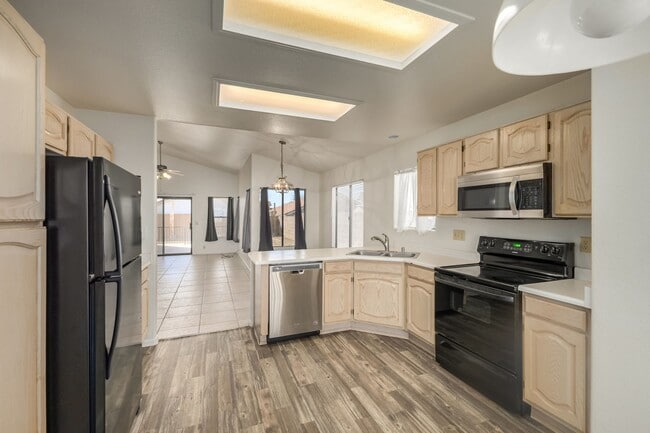 Building Photo - Spacious 3 Bed, 2 Bath Home in Peoria - Your Perfect Home Awaits!