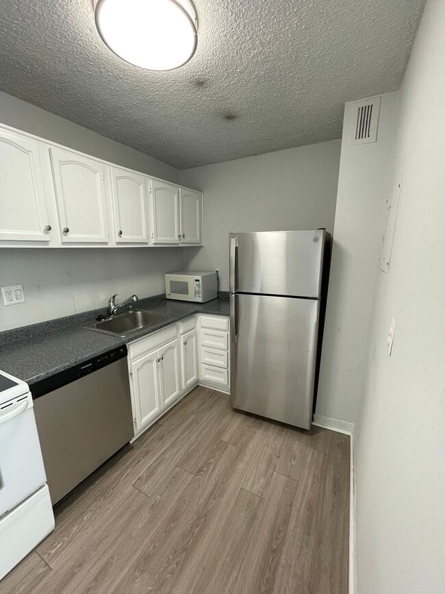 Photo - Spacious One Bed + One Bathroom Condo - GREAT LOCATION