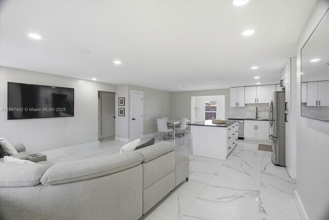 Photo - 6948 NW 8th St