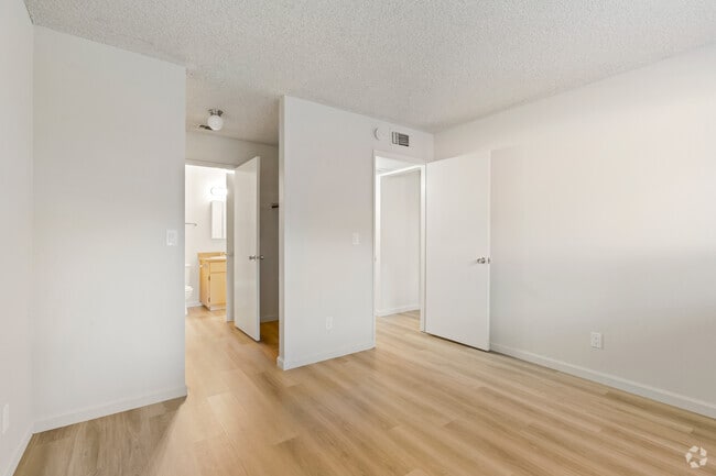 1BR, 1BA - 480SF