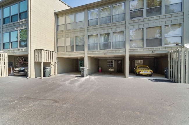 Building Photo - MAN-710S Unit 43