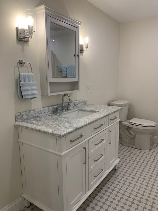 2 Cherry Ln Unit Bristol Highlands Studio