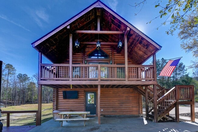 Building Photo - This charming cabin offers a year-round waterfront experience on Lake Murray!