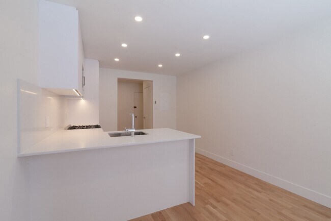Photo - 4585 Av. Dupuis Unit 8