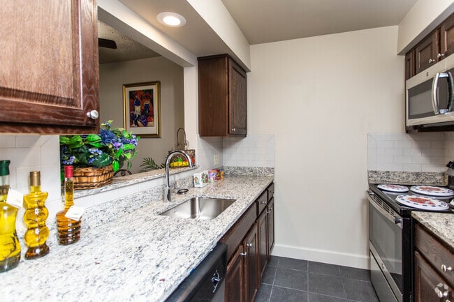 1HAB, 1BA - 550 ft² - Riverlodge Apartments