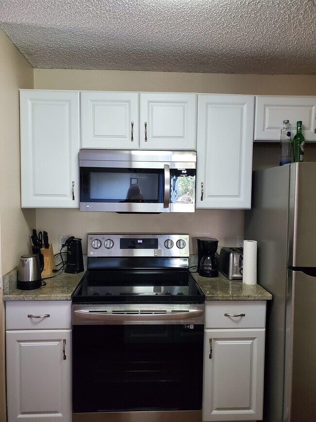 Cocina completa con estufa y microondas LG nuevos. - 115 112th Ave NE Unidad Building 3