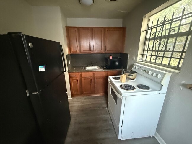 Building Photo - 112 W 17th St Unit 1