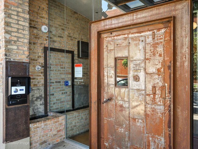 Photo - 2545 S Dearborn St