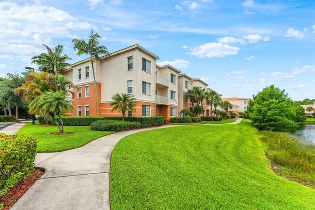 Building Photo - 10106 Myrtlewood Cir W
