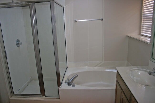 Building Photo - Nice 3 Bdrm 2 Bath Home in Denton Tx