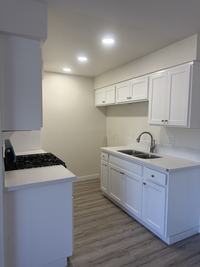 Building Photo - 1357 Armadale Ave Unit 108