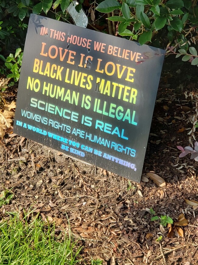 Photo - 7449 Pitt St