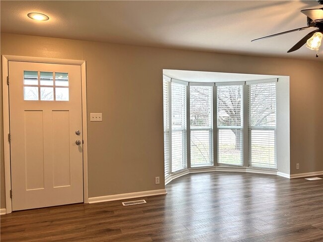 Photo - 301 Crestview Dr