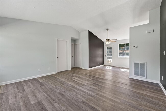 Photo - 727 Acorn Dr