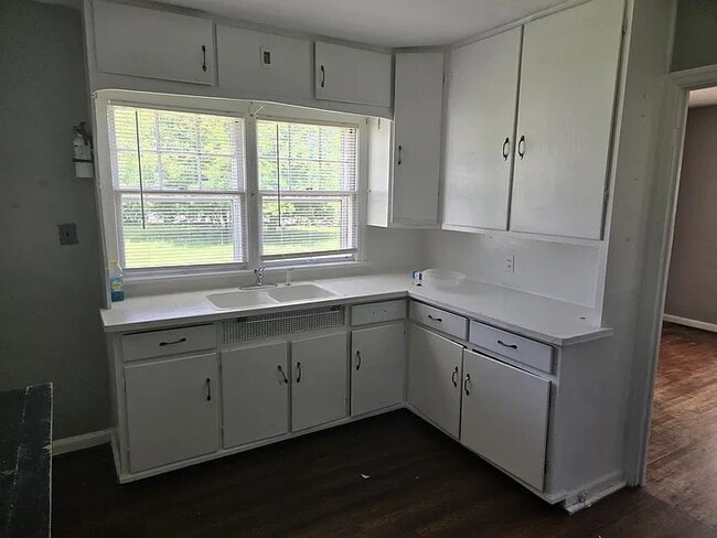 Photo - 2047 Beverly Pl